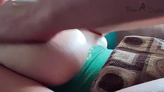 Büyük göğüslerine masaj yaptım ve üzerlerine boşalmadan edemedim