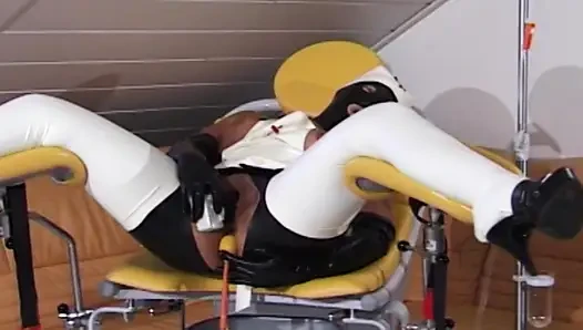 Bdsm bağımlısı Alman sürtük bağlı ve götten sikiliyor
