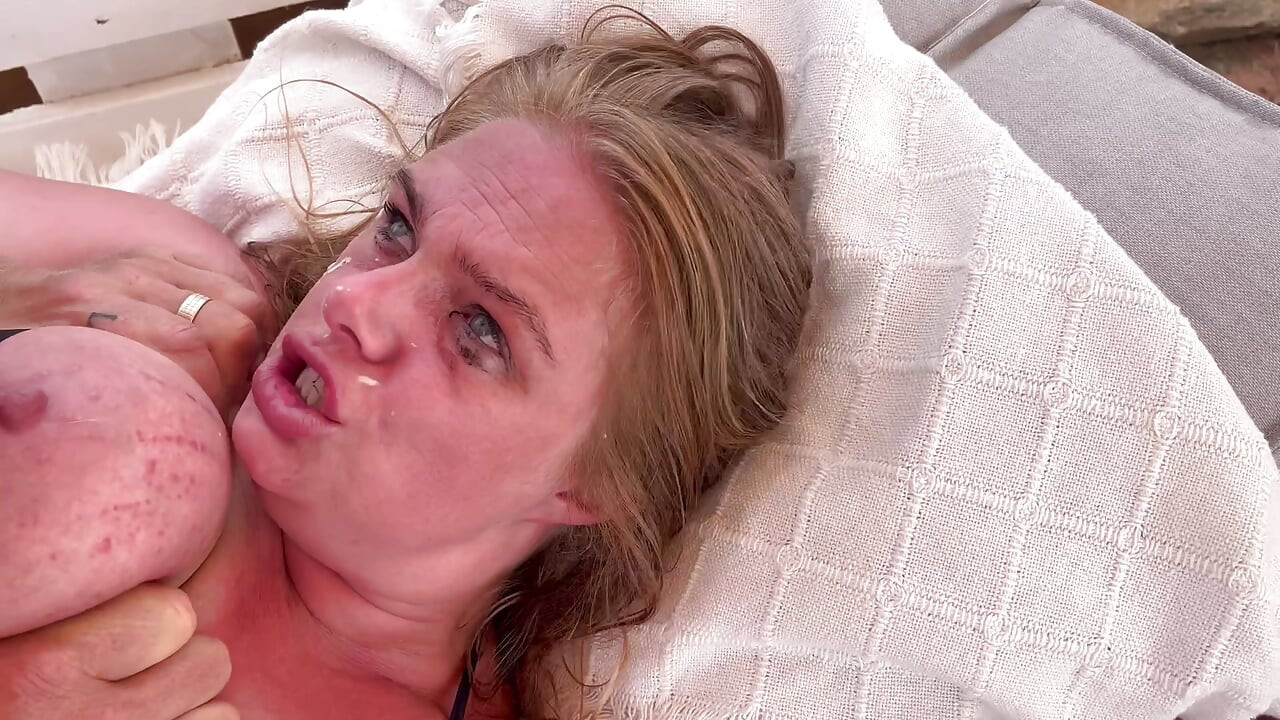 Bonnie rose और Pascal White स्पेन के पूल में चुदाई करते हैं