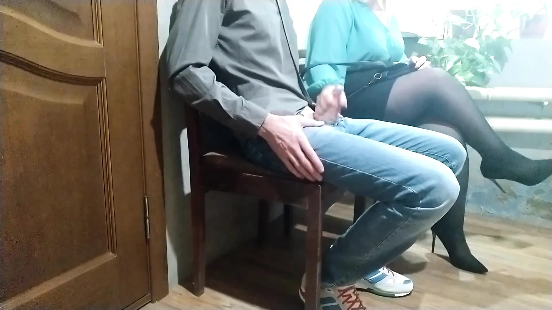 Ring mig när som helst! En främling runkade av mig i väntrummet
