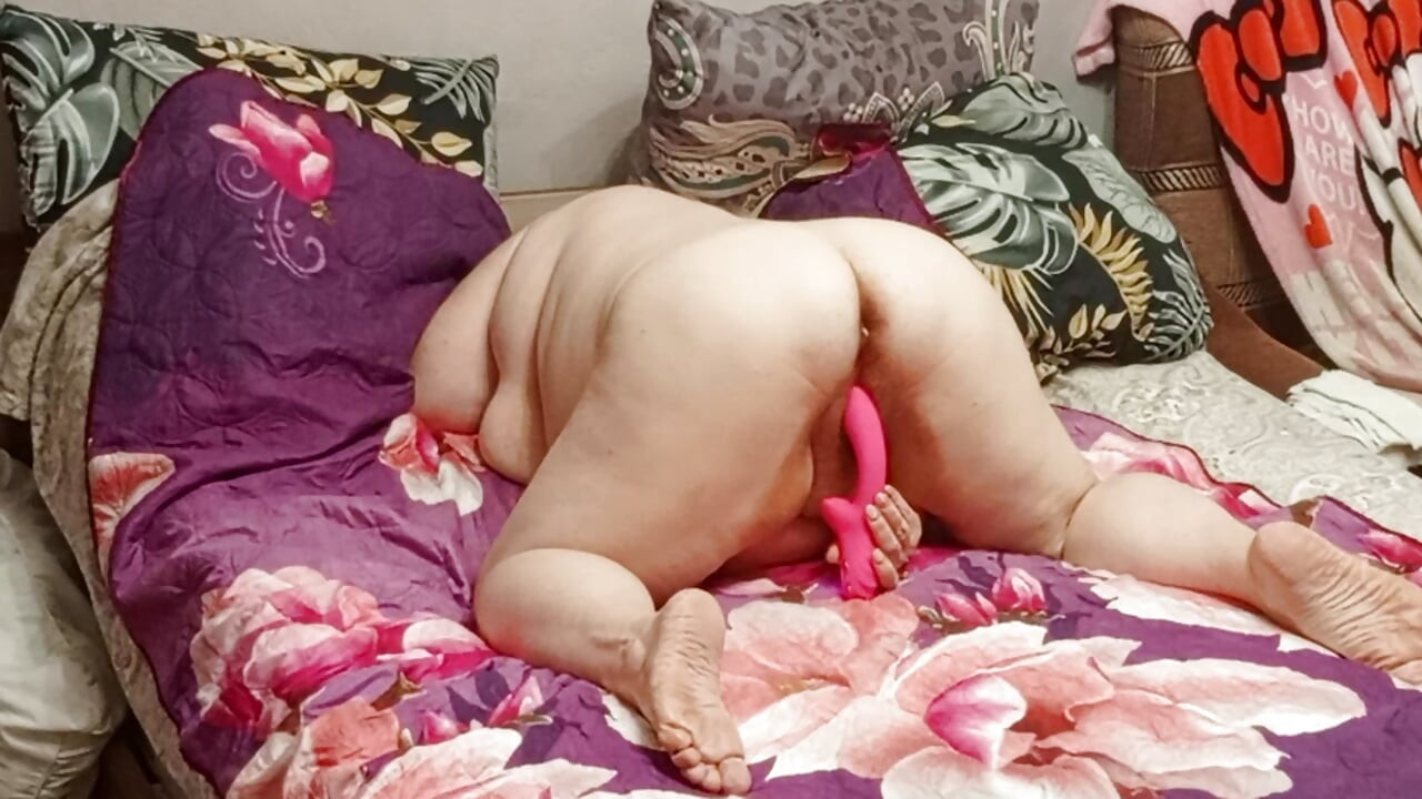 Komşu tüm cazibesini gösterdi büyük amcık götü ve göğüsleri