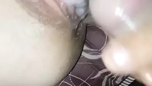 Yaramaz beyaz kızın küçük yarağının tadını çıkarıyor