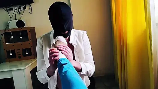 Раб делает мне массаж ступней в носках и нюхает мои арматные ноги. Фетиш носков, поклонение ступням. От первого лица.