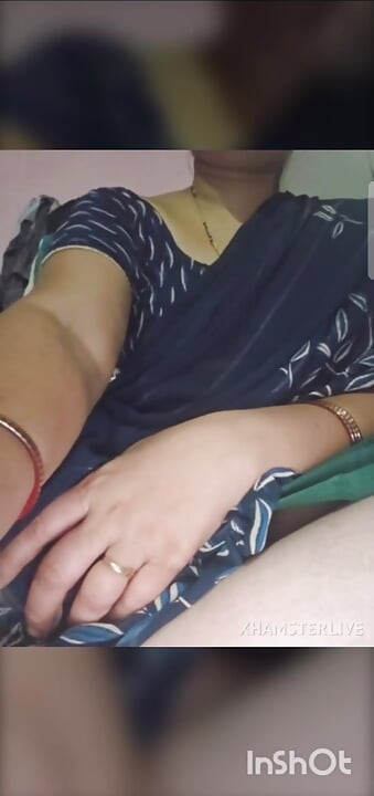 Desi bhabhi ne kursi pe beth ke apni chooth ke maje liye
