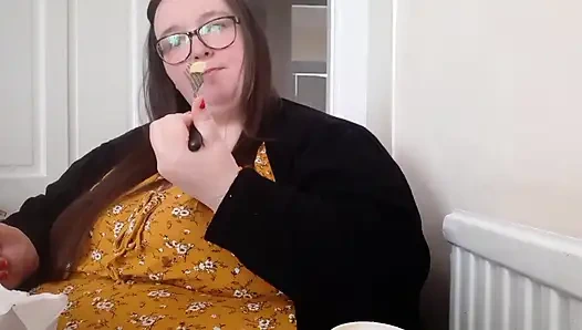 Толстушка-жиробасина начиняет живот рыбкой и чипсами