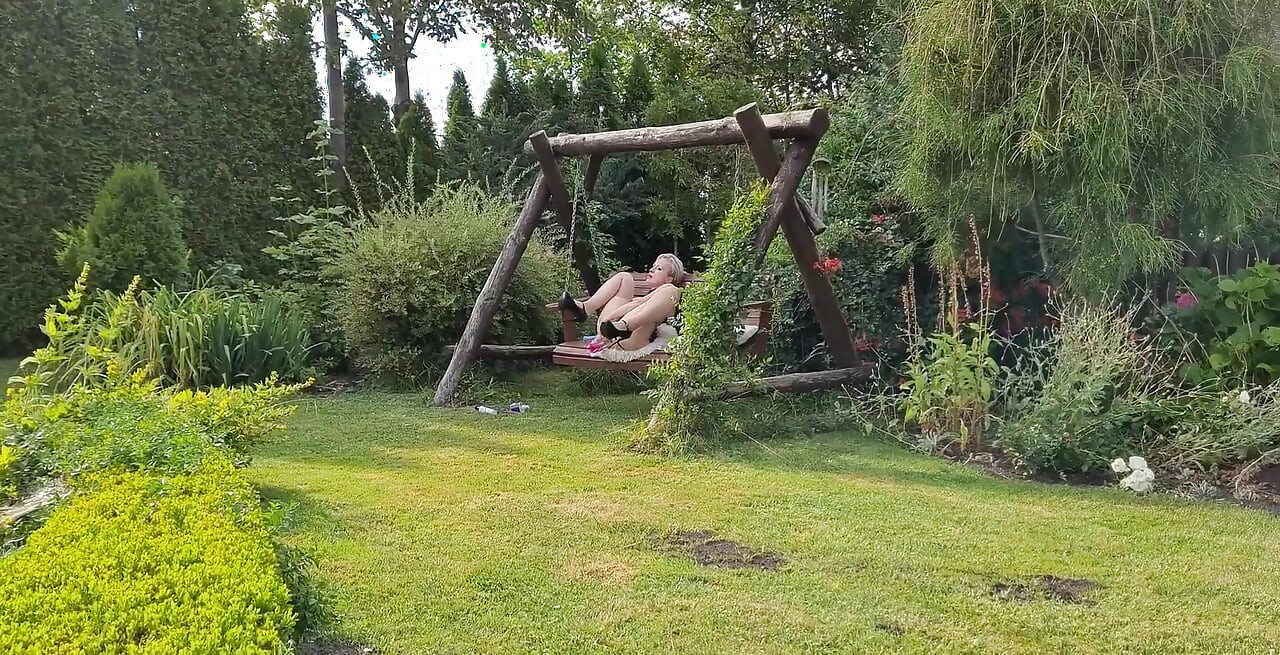 Wanilianna encore sur le balançoire de la perversion - 3 godes dans ma chatte, couilles vibrantes dans mon cul