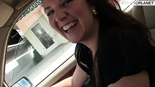 Сексуальная брюнетка обожает сперму в рот