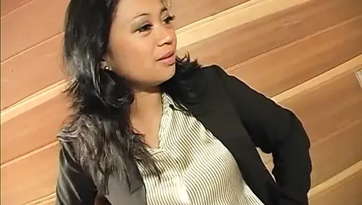Tante seksi asia dientot sama tukang ledeng setelah nyepong kontol besarnya