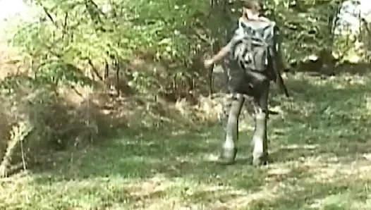 Yamalı delikler sahnesi 2 sıska twink kırsalda arkadaşıyla götünü seviyor