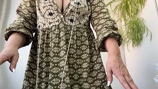 Geile reife stiefmutter in strümpfen und high heels masturbiert und steckt ihren fuß auf dem schreibtisch