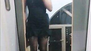 A garota trans de Taipé Lynsey andando de salto alto se diverte