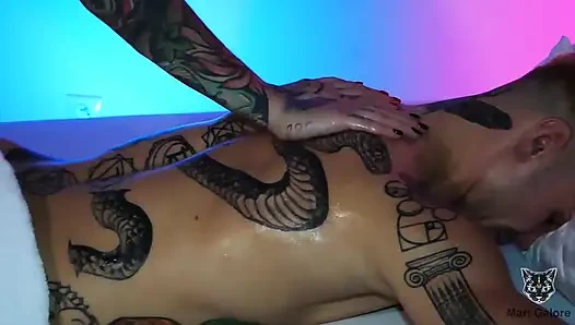 Üvey erkek kardeş Mari Galore'un ağzına büyük miktarda döl atıyor