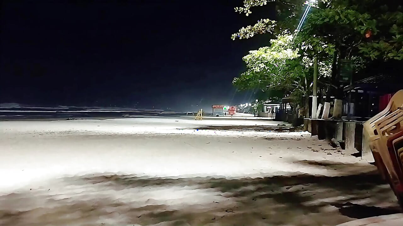 当我穿着短裤弄湿时, 海滩上的人会吓坏