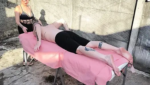 Ateşli sarışınla açık havada çıplak masaj