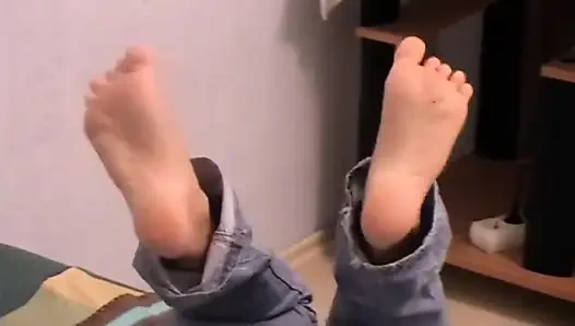 Gazete okumak ve rahatlatıcı yorgun ayaklar