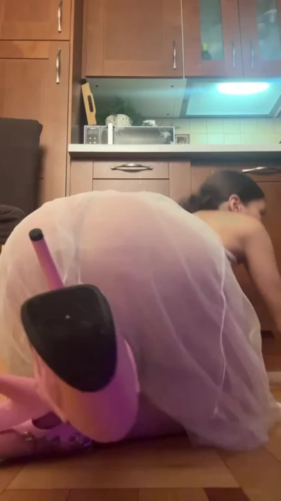 穿着透明衣服和高跟鞋的美女