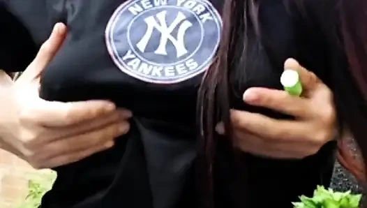 Сексуальная девушка струится и трогает себя для поклонников