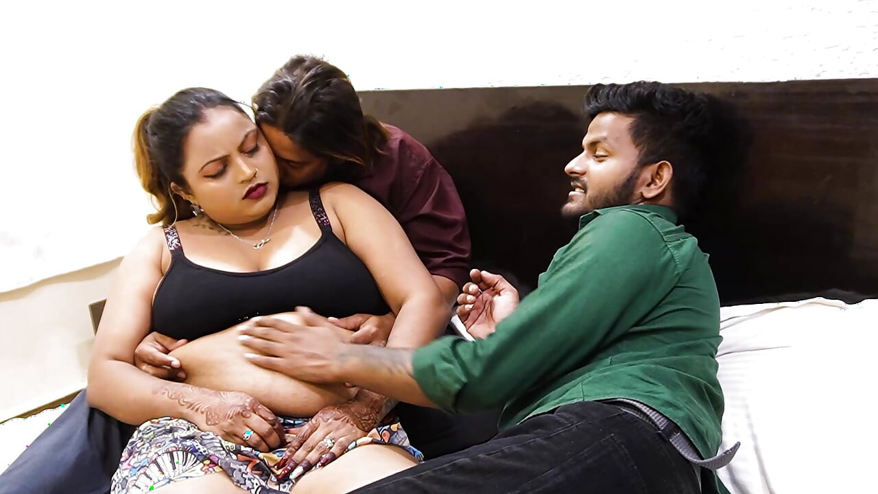 HINTLI DESI SEKSI GÜZEL KıZ IKI ERKEK ARKADAŞı ILE SERT SIKIŞIYOR