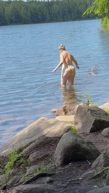 Une fille mince se trempe au bord du lac.  J’ai fait une randonnée et a eu besoin de se rafraichir. Je suis sortie avec mon mari pour aller se tremper maigre. Il se fait baiser parce que vous entendiez les gens autour de vous. Il m’a osé et c’est ma réponse