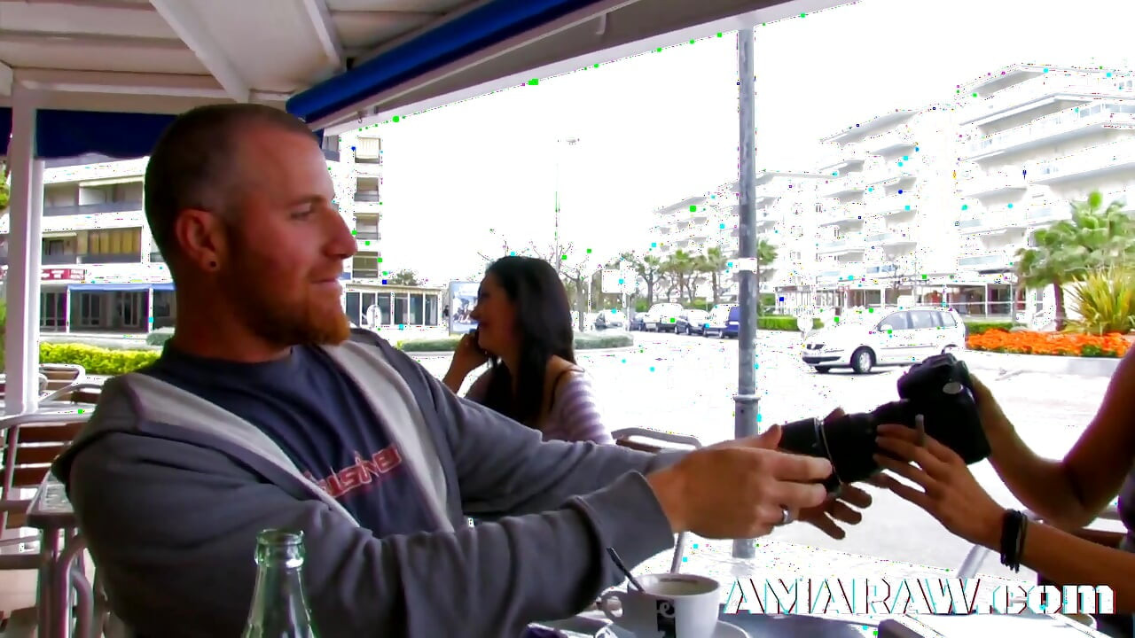 Η μελαχρινή Sara Glock με τα μεγάλα βυζιά γέμισε το μουνί της