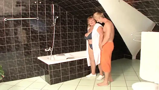 Огромная немецкая шлюшка скачет на хуе в ванной