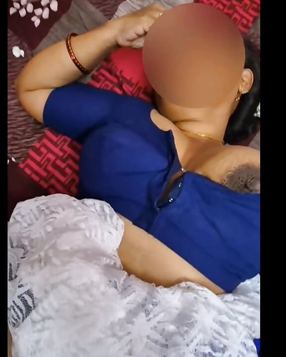 J’ai baisé ma bhabhi sexy aux seins énormes dans un chemisier bleu et éjaculé sur le côté de sa chatte