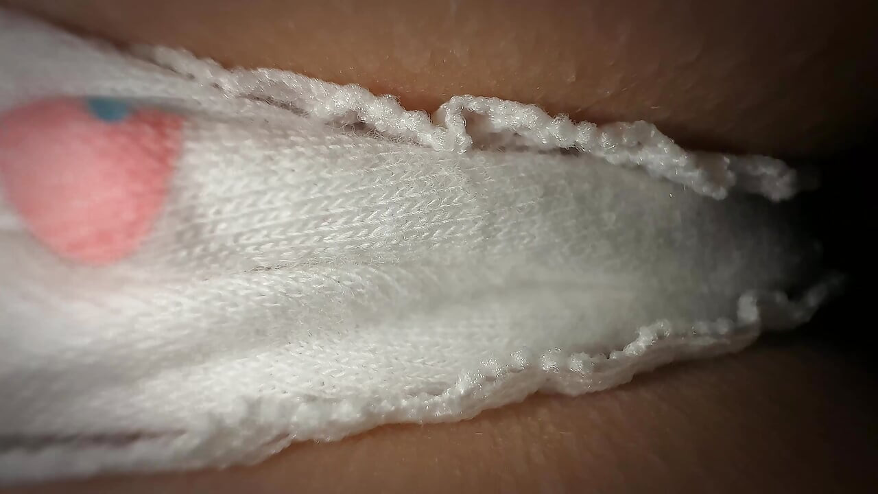 夜、58歳の髭を生やした老人と暗い部屋で処女を失った