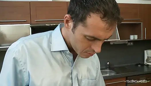 Домохозяйку говорят трахнуть ее мужа на кухне