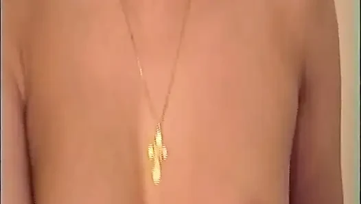 Esmer hatun kaburgalı dildosunu derinden kaydırıyor