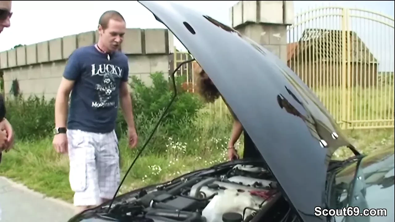 Zwei geile MILFs ficken Jungspund als Dank fuer Pannenhilfe