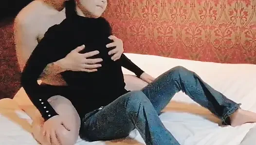 Dia membela istrinya yang semok dengan pakaian dalam merah dan membuatnya muncrat dengan fingering. Home made - fotografi pribadi amatir kawasaki jk
