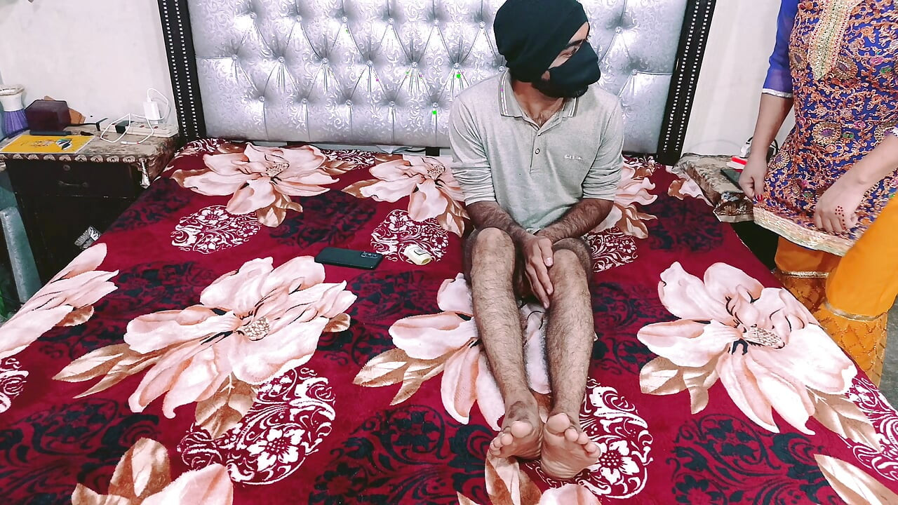 インドのデシ・バービーがディックと遊んでいる間に彼女のデバーを捕まえた クリアヒンディー語音声 デシ・セックス