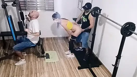 Жена изменяет в спортзале за его спиной!