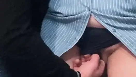 Извращённый старик мастурбирует пальцами в метро