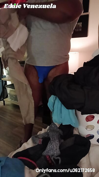Papi negro y grueso lava la ropa en la ropa interior!