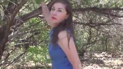 Волосатая мачеха мастурбирует в любительском видео, вылизывая знаменитость на улице в любительском видео