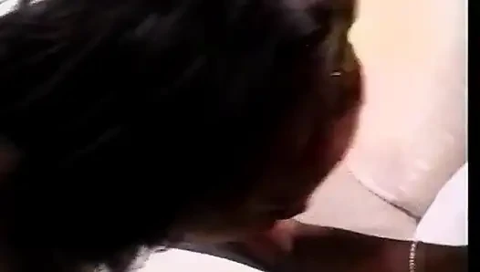Çikolata tenli bebek sert adamın yarağı için bacaklarını geniş açıyor