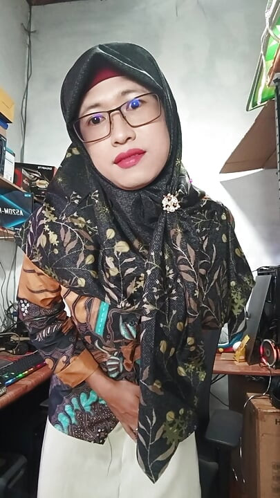 Big Boobs Hijab TS Masturbates Till She Cums