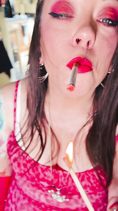 Totul în roz! Fabuloasa fumătoare Tina Snua poartă mănuși roz din latex și inele și fumează o țigară pentru tine