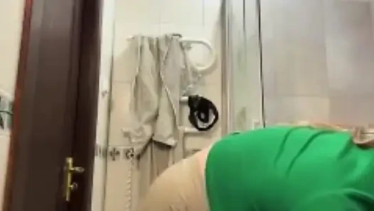 Verrücktes squirting und kehlenfick mit großem dildo