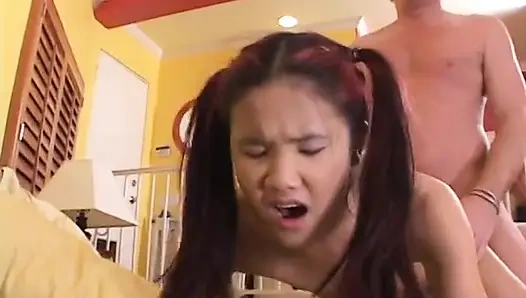 Babysitter Asia dengan toket kecil menggoda dan ngentot sama pria tua yang lagi sange di ranjang