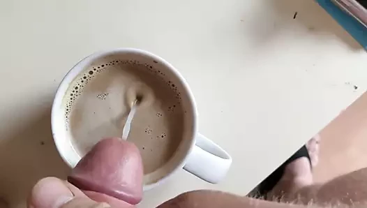 frische Sahne fuer den Kaffee