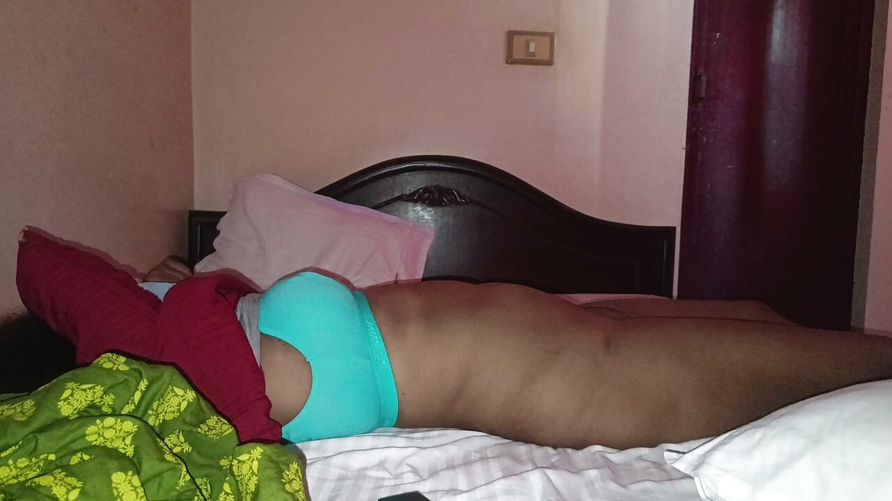 पड़ोसी घर की पत्नी के साथ चरम आनंद ले रहा है