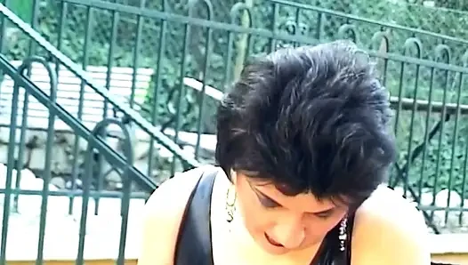 Домина-брюнетка прищепки прищепки на члене