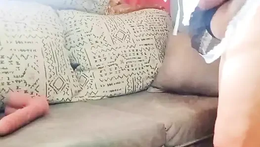 Reife MILf-putzfrau mit riesigem dildo squirtet allein