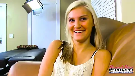 Bailey curvy si cewek rambut cokelat bertato dan olyssia si cewek mungil rambut pirang lagi asik mainin kontras!