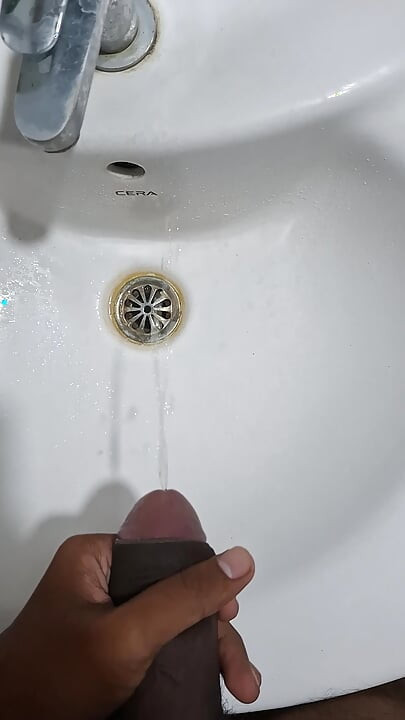 Pinkeln beim im badezimmer