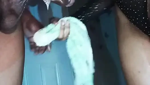 Üvey baba büyük zenci emiyor ve boşaltıyor!