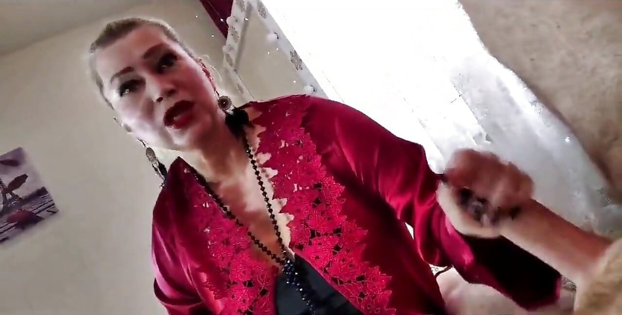 Madura perra Que levanta polla Aimee Milf caliente: roja, negra, cola de caballo y polla en la boca
