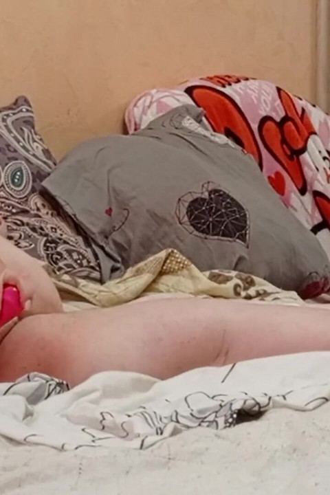 Stepmom with Big Ass Masturbates Her Big Hairy Pussy